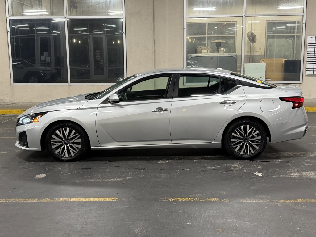 2023 Nissan Altima Image 10