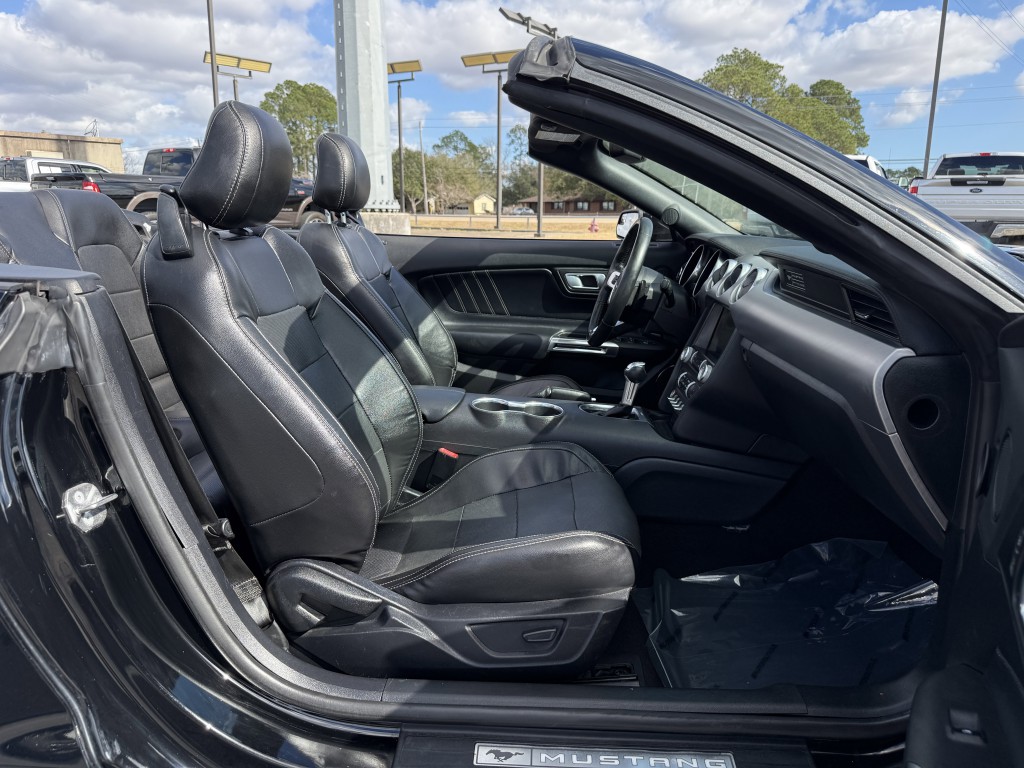 2020 Ford Mustang Image 32