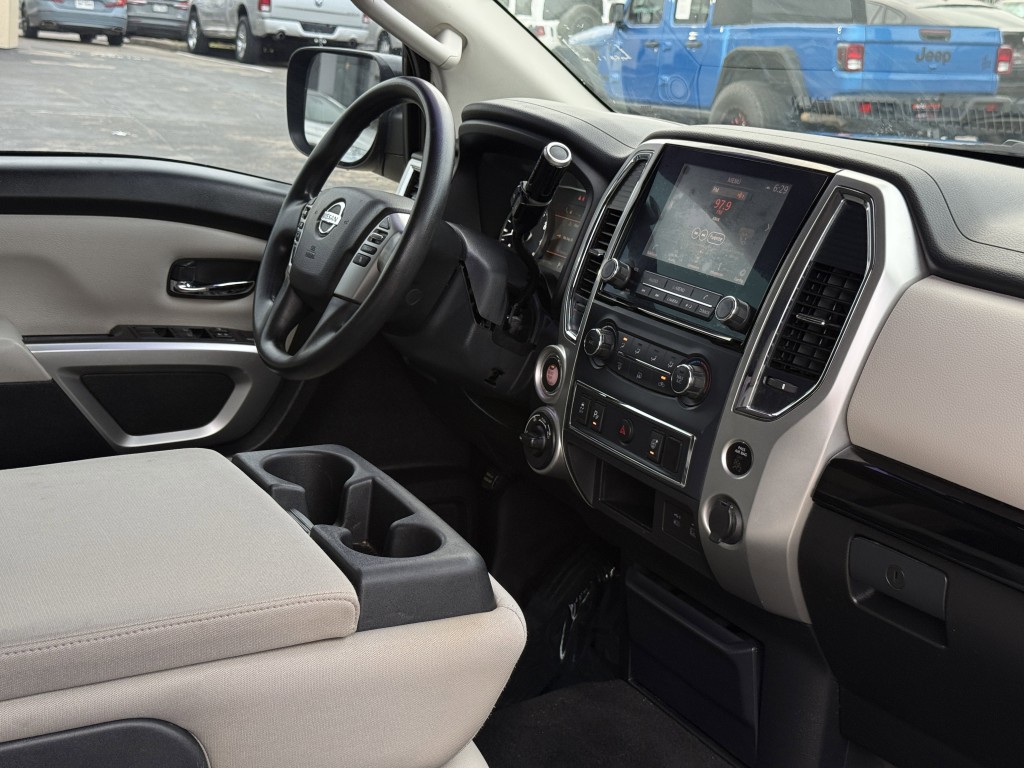 2021 Nissan Titan Image 15