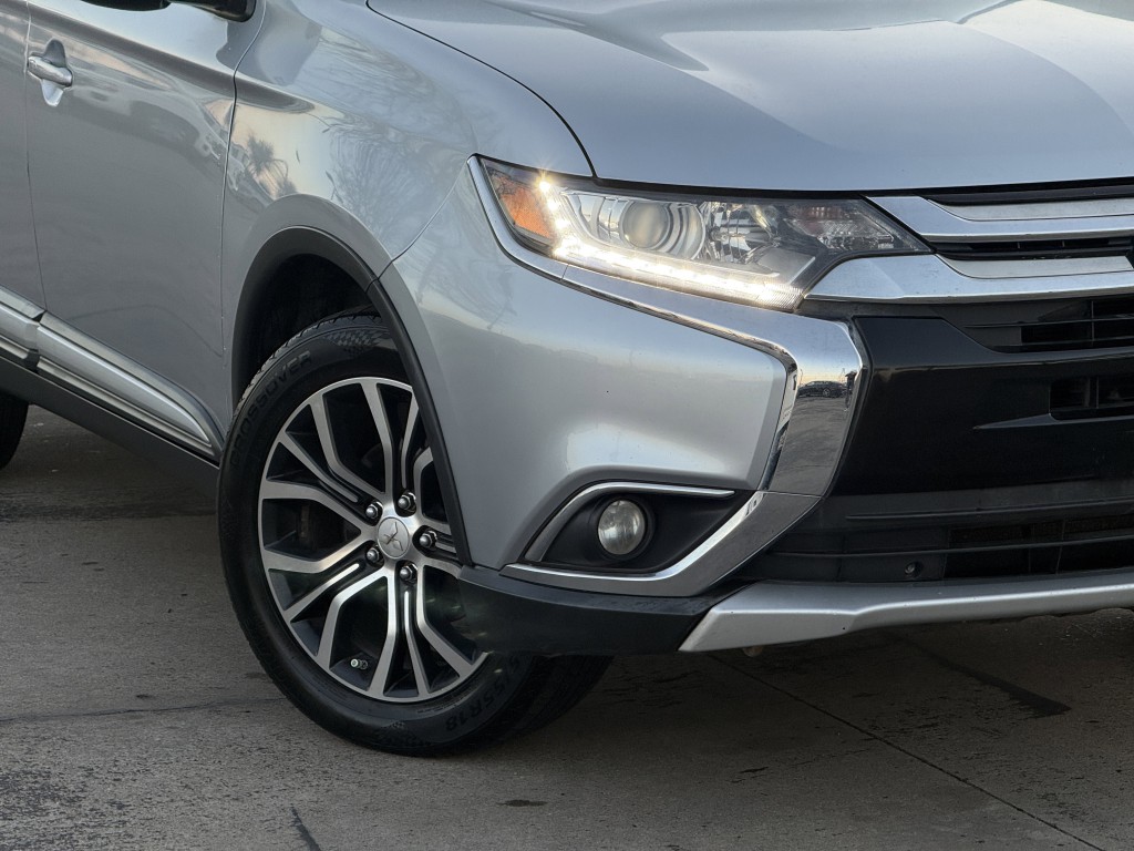 2017 Mitsubishi Outlander Image 8