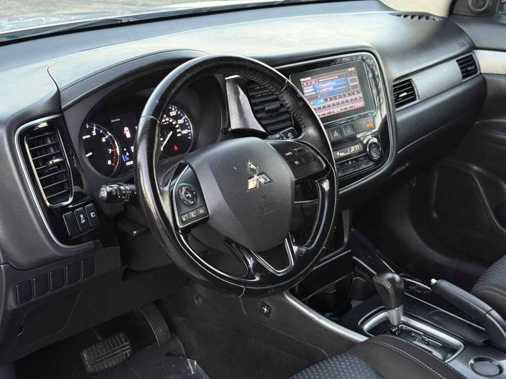 2017 Mitsubishi Outlander Image 13