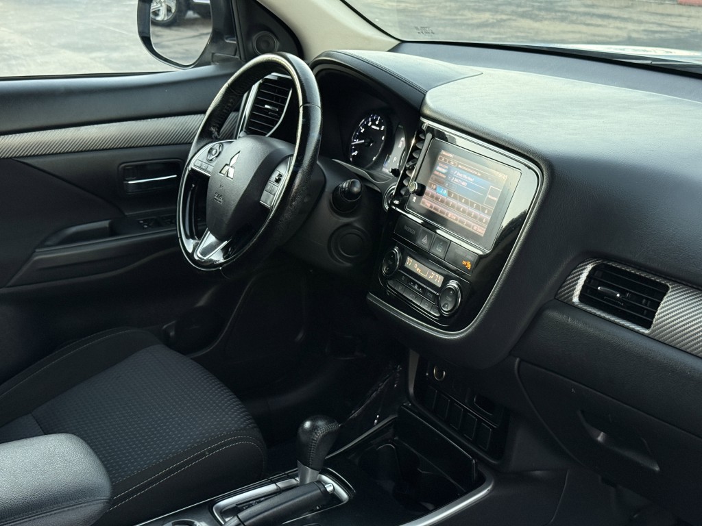 2017 Mitsubishi Outlander Image 14