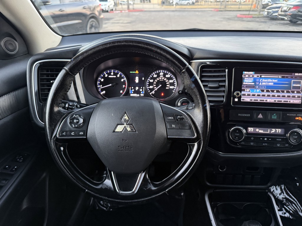 2017 Mitsubishi Outlander Image 16