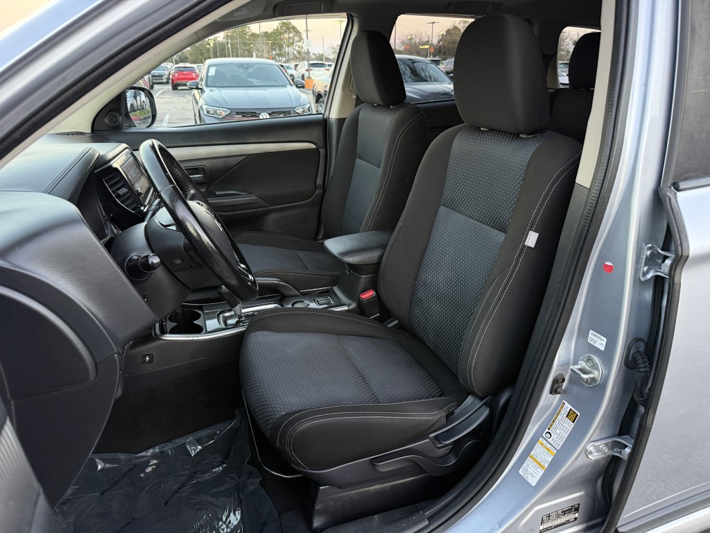 2017 Mitsubishi Outlander Image 26