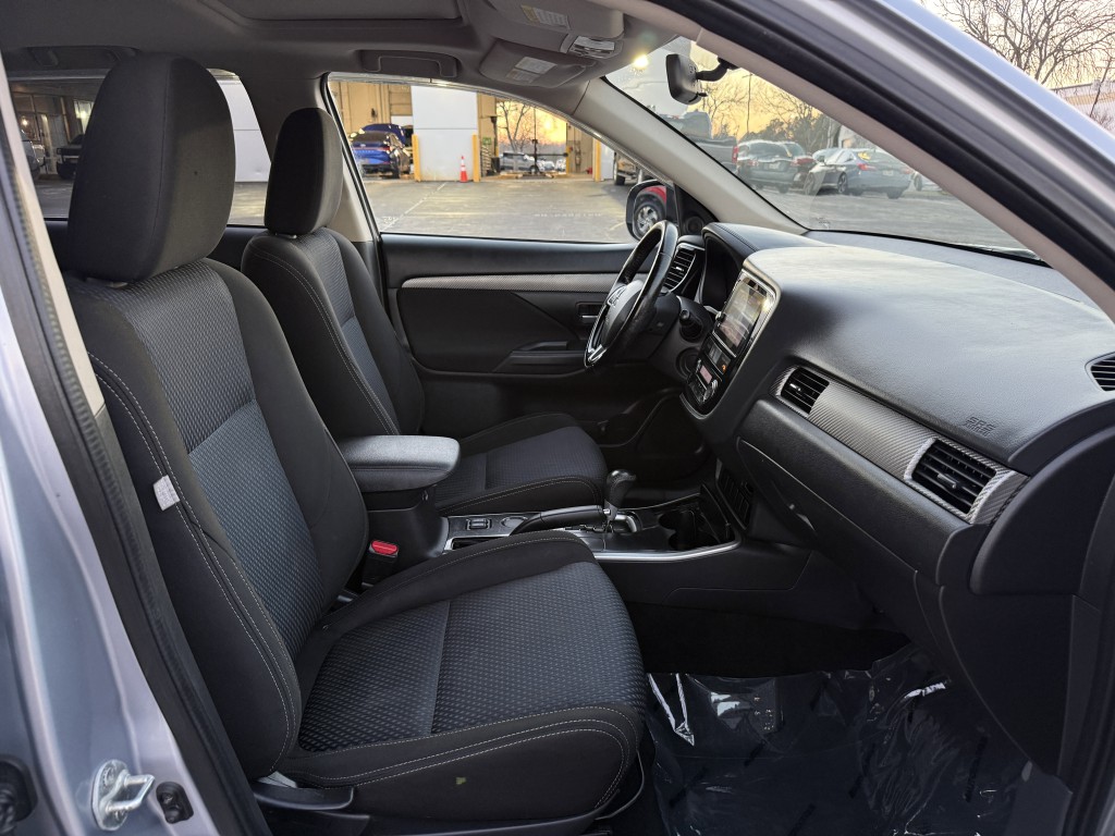2017 Mitsubishi Outlander Image 27