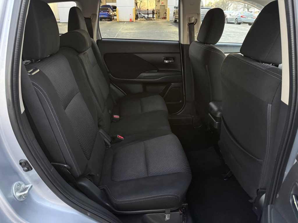 2017 Mitsubishi Outlander Image 29