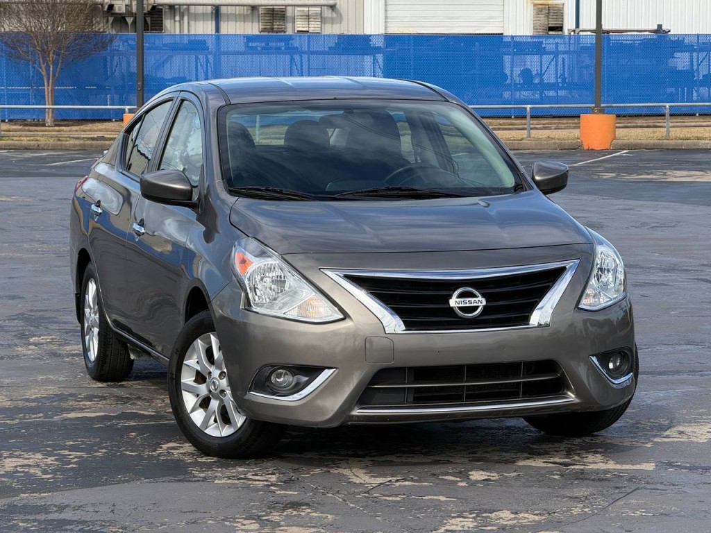2017 Nissan Versa Image 3