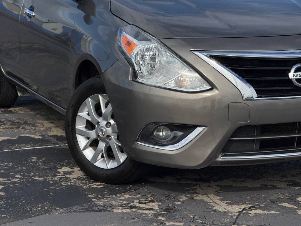2017 Nissan Versa Image 9