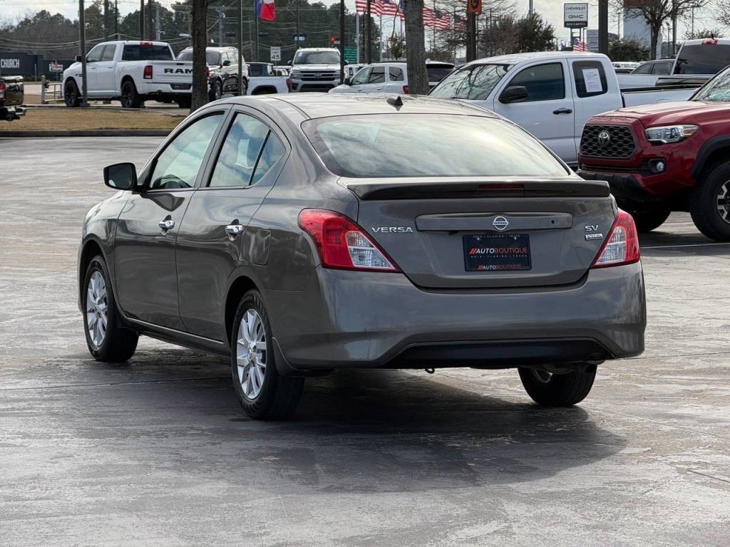 2017 Nissan Versa Image 11