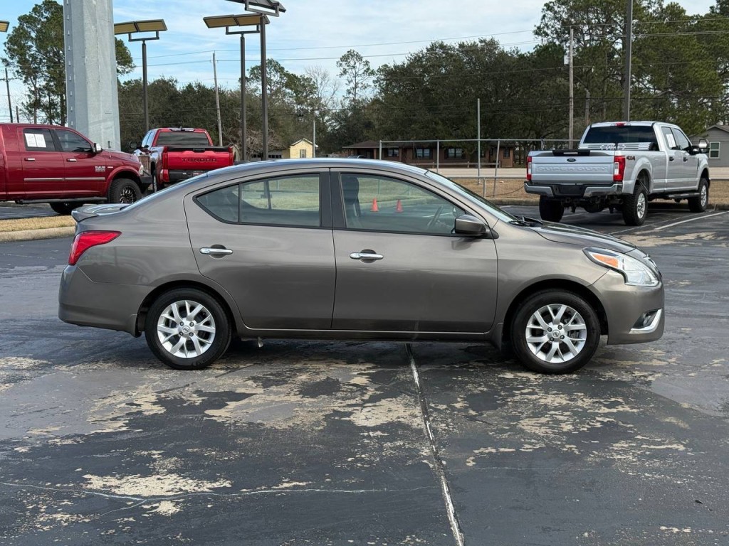 2017 Nissan Versa Image 12