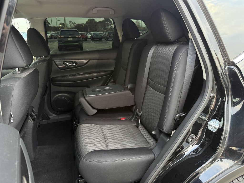 2018 Nissan Rogue Image 32