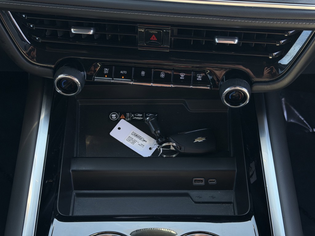 2025 Chevrolet Suburban Image 24