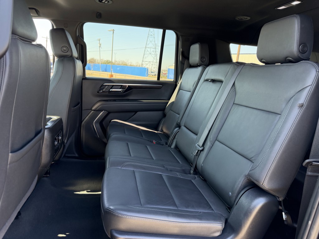 2025 Chevrolet Suburban Image 32