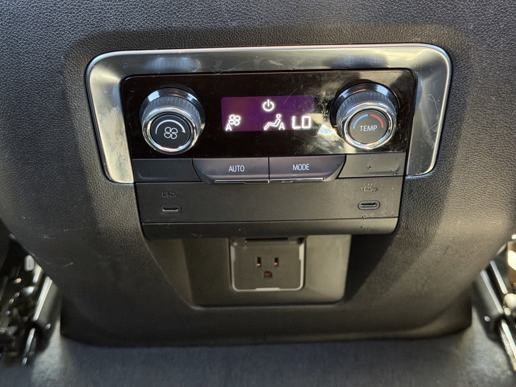 2025 Chevrolet Suburban Image 33