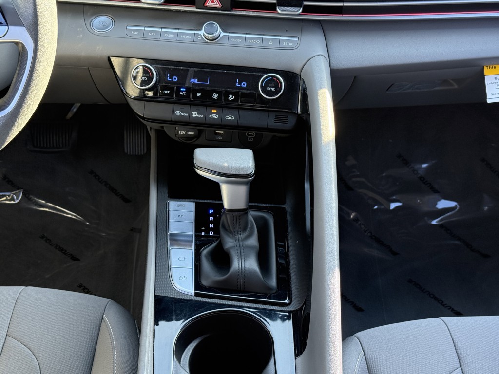 2024 Hyundai Elantra Image 24