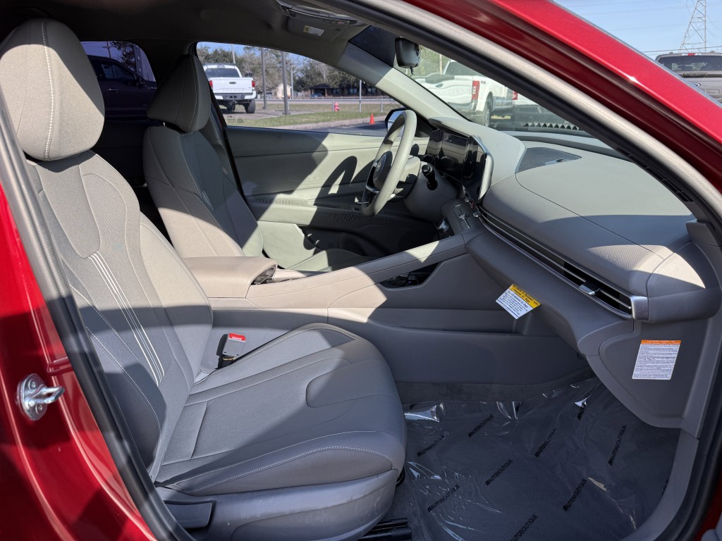 2024 Hyundai Elantra Image 32