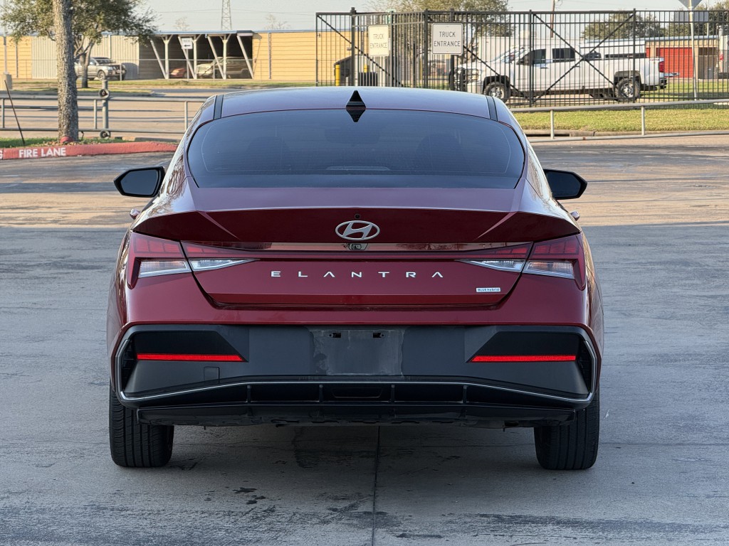 2024 Hyundai Elantra Image 8