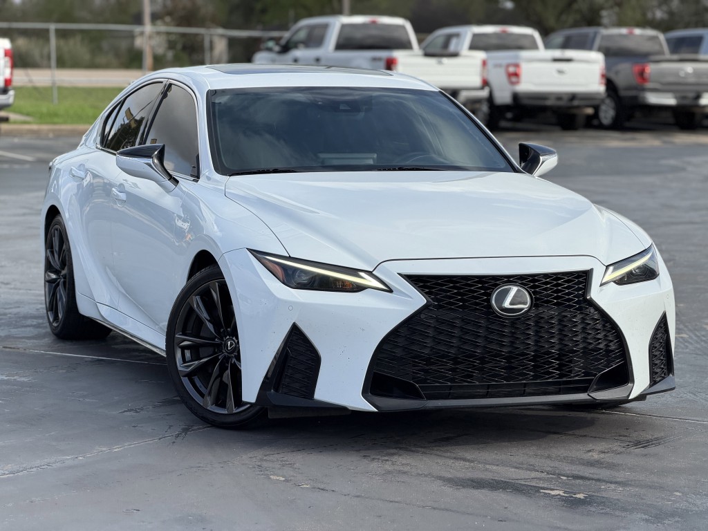 2021 Lexus IS Image 3