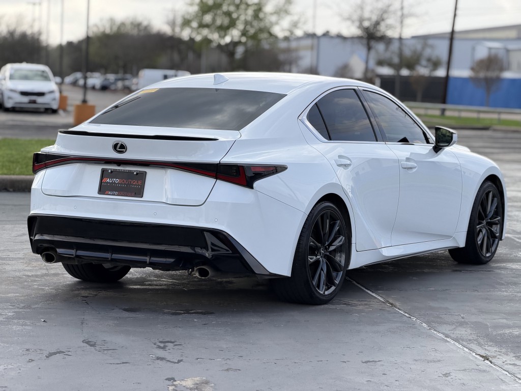 2021 Lexus IS Image 8