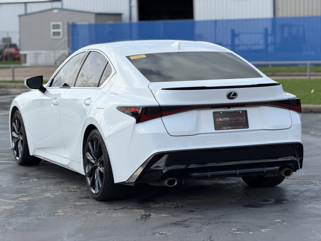 2021 Lexus IS Image 9