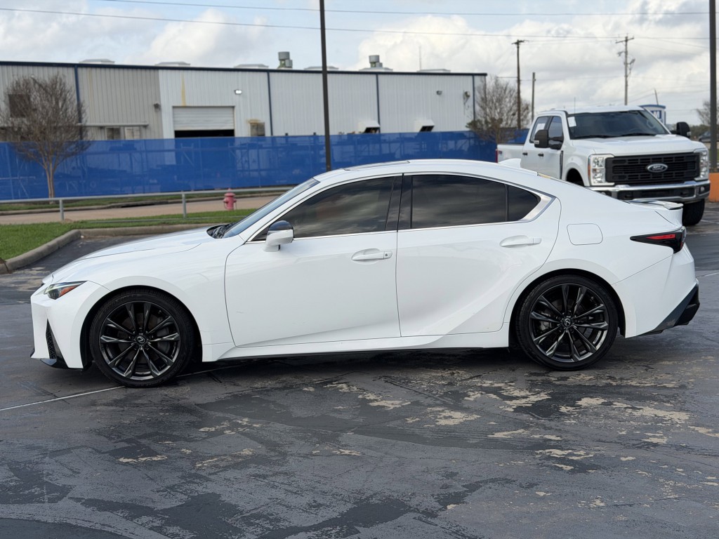 2021 Lexus IS Image 11
