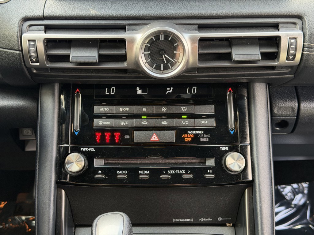 2021 Lexus IS Image 22