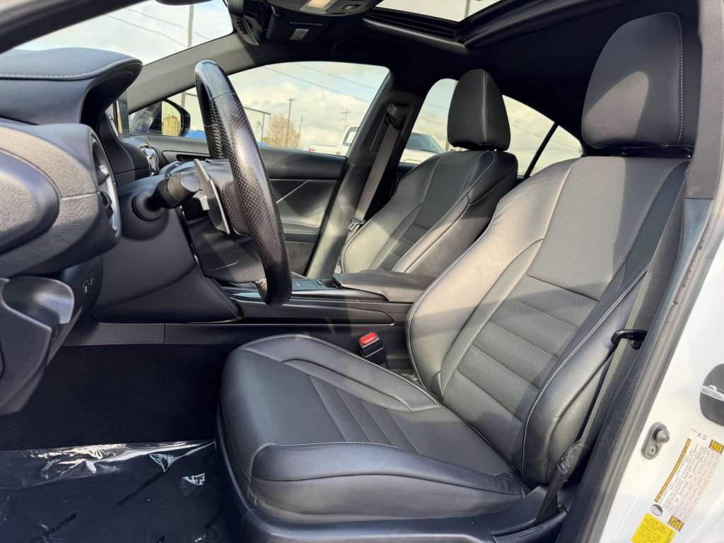 2021 Lexus IS Image 25