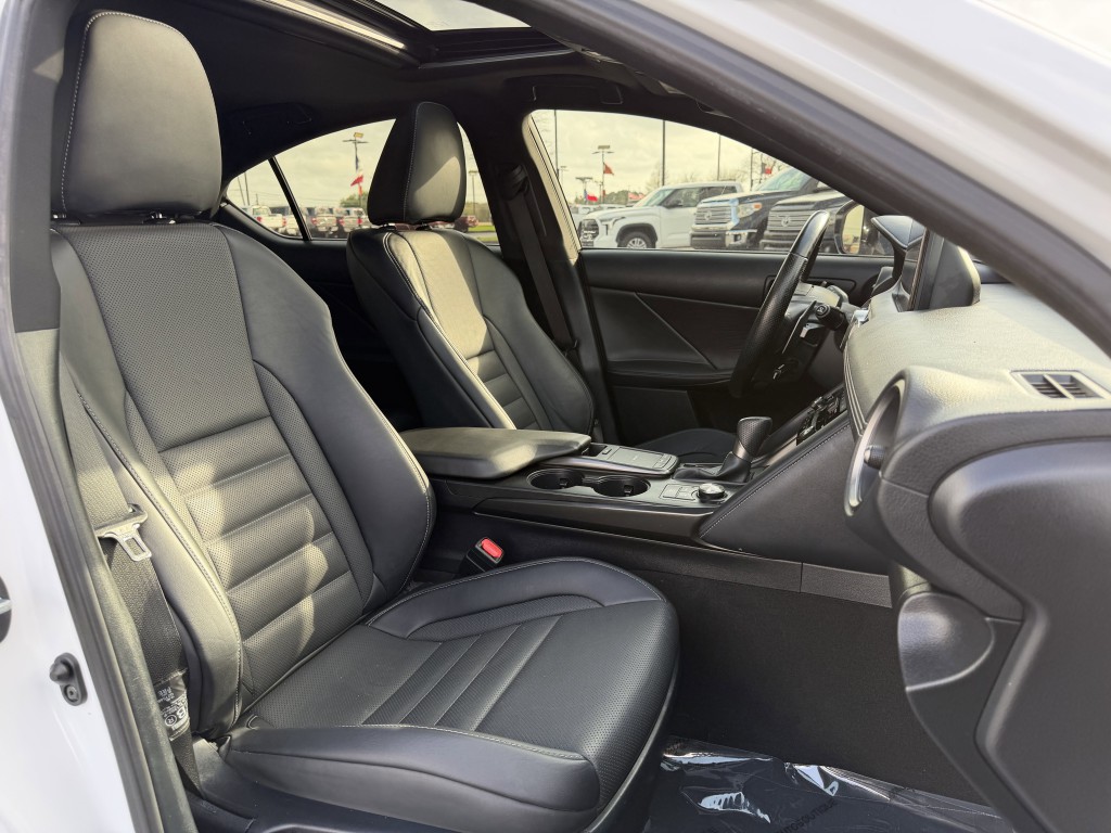 2021 Lexus IS Image 26