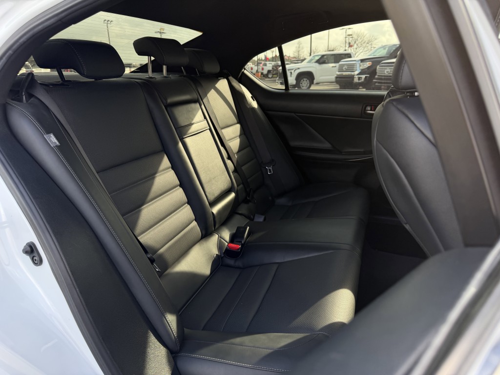 2021 Lexus IS Image 27