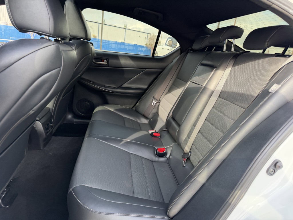 2021 Lexus IS Image 28