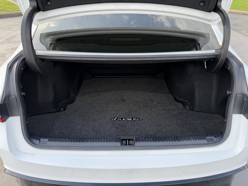 2021 Lexus IS Image 30