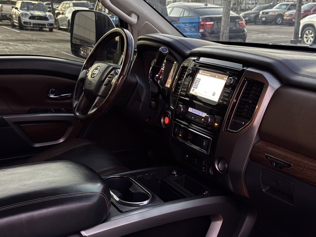 2016 Nissan Titan Image 15