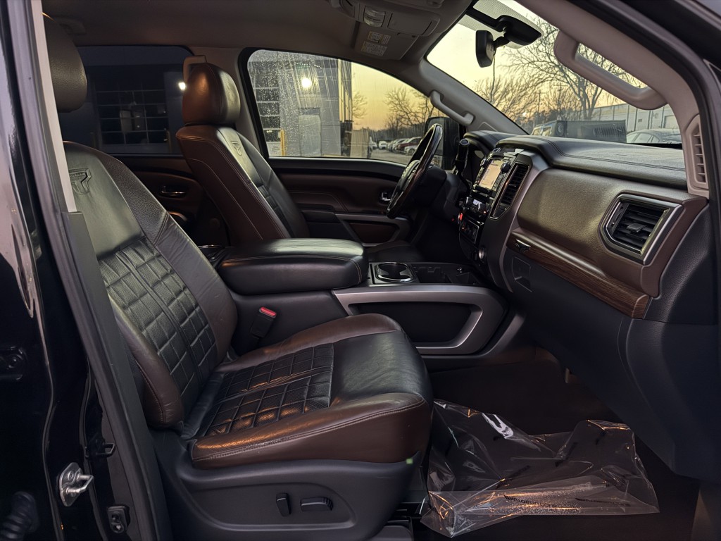 2016 Nissan Titan Image 32