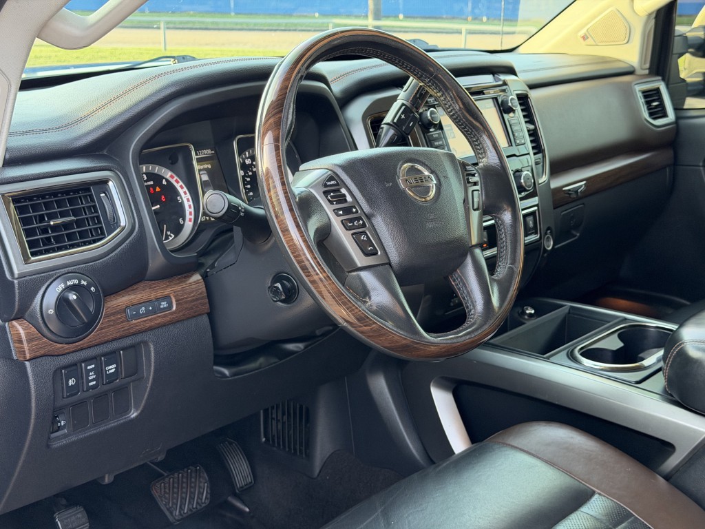 2016 Nissan Titan Image 6