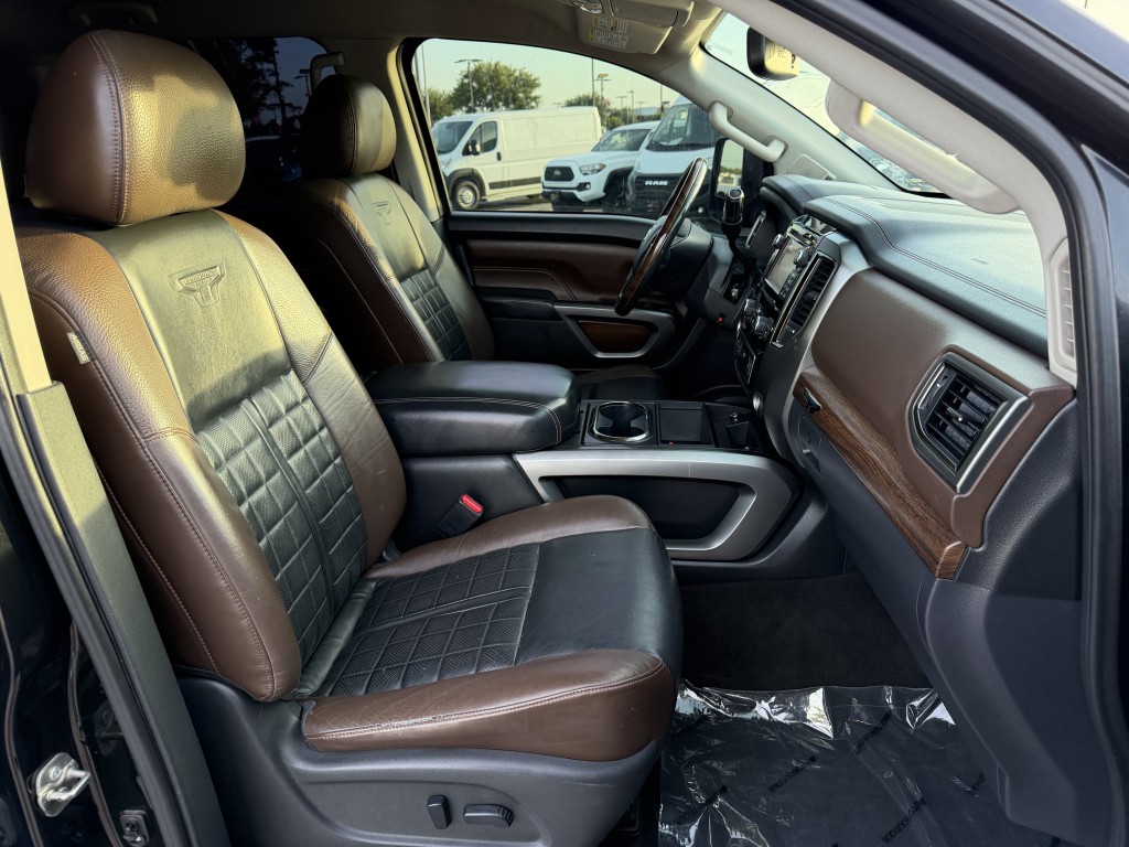 2016 Nissan Titan Image 26