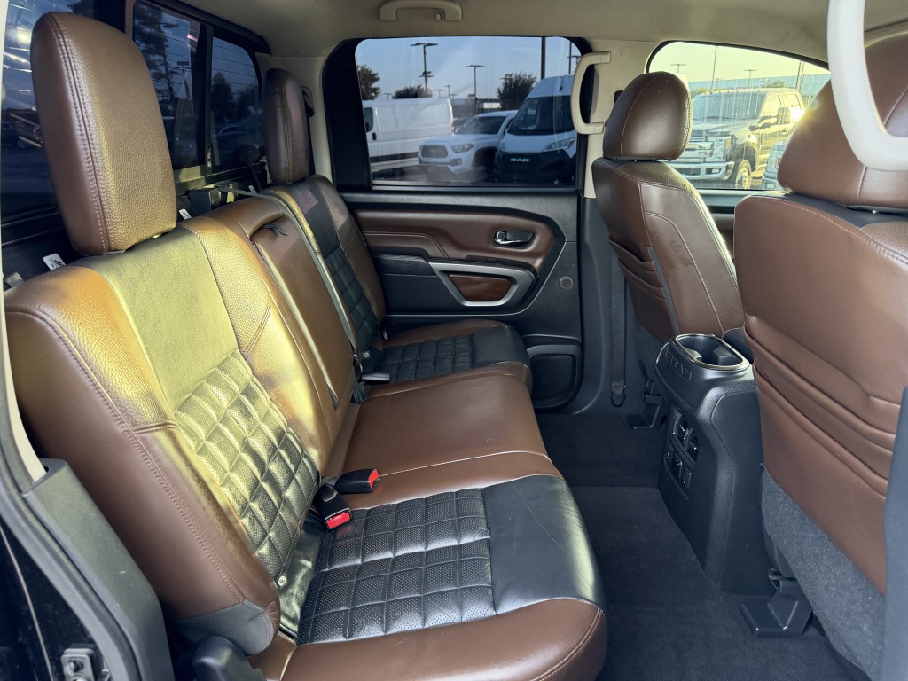 2016 Nissan Titan Image 27