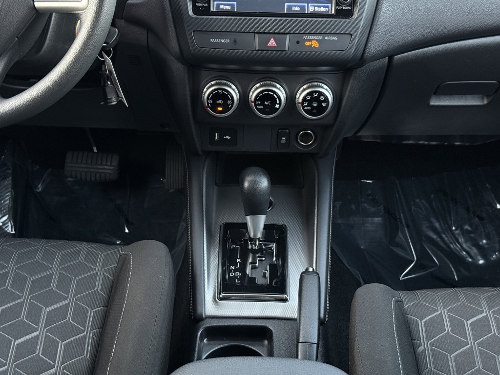 2024 Mitsubishi Outlander Image 23