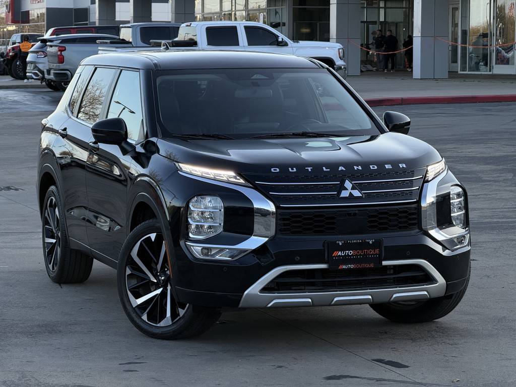 2022 Mitsubishi Outlander Image 3