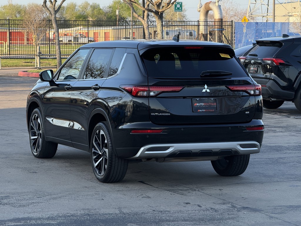 2022 Mitsubishi Outlander Image 11