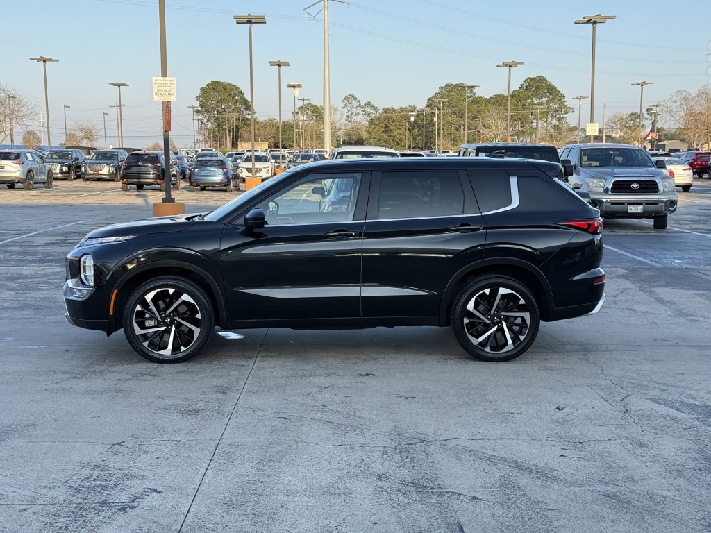 2022 Mitsubishi Outlander Image 12