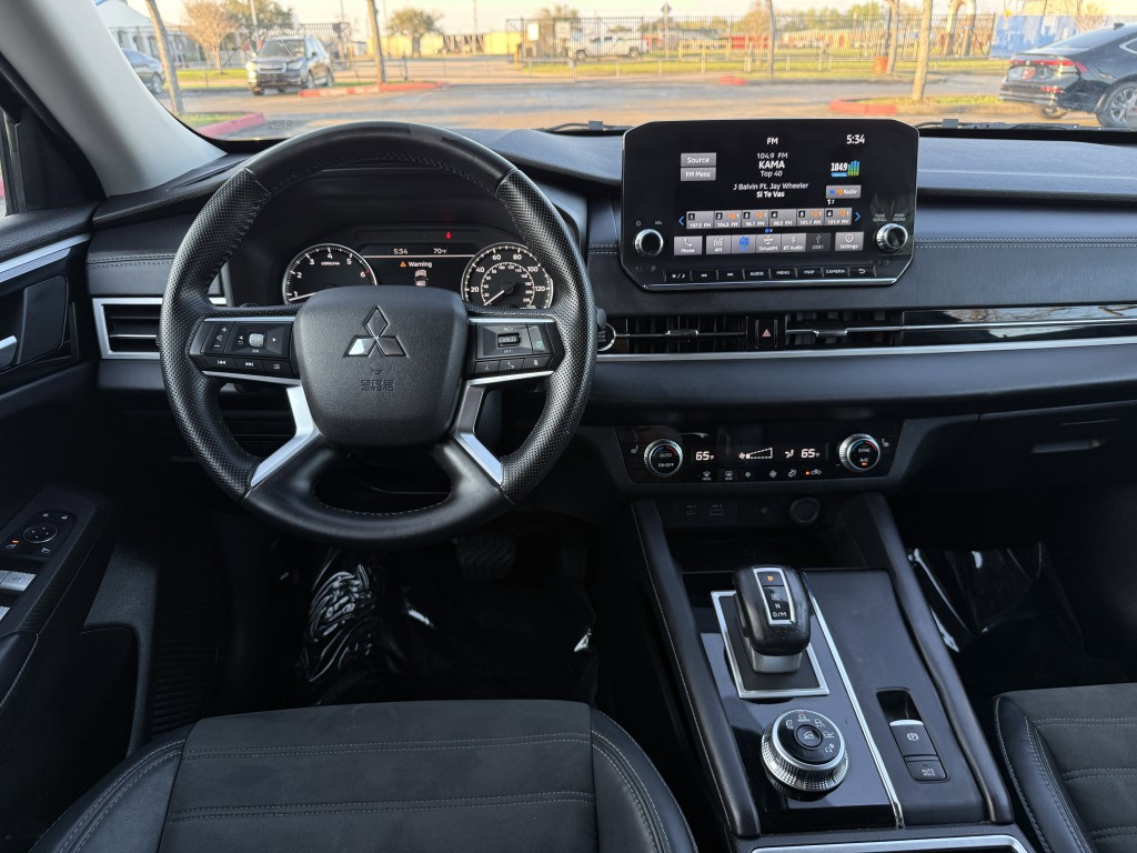 2022 Mitsubishi Outlander Image 16