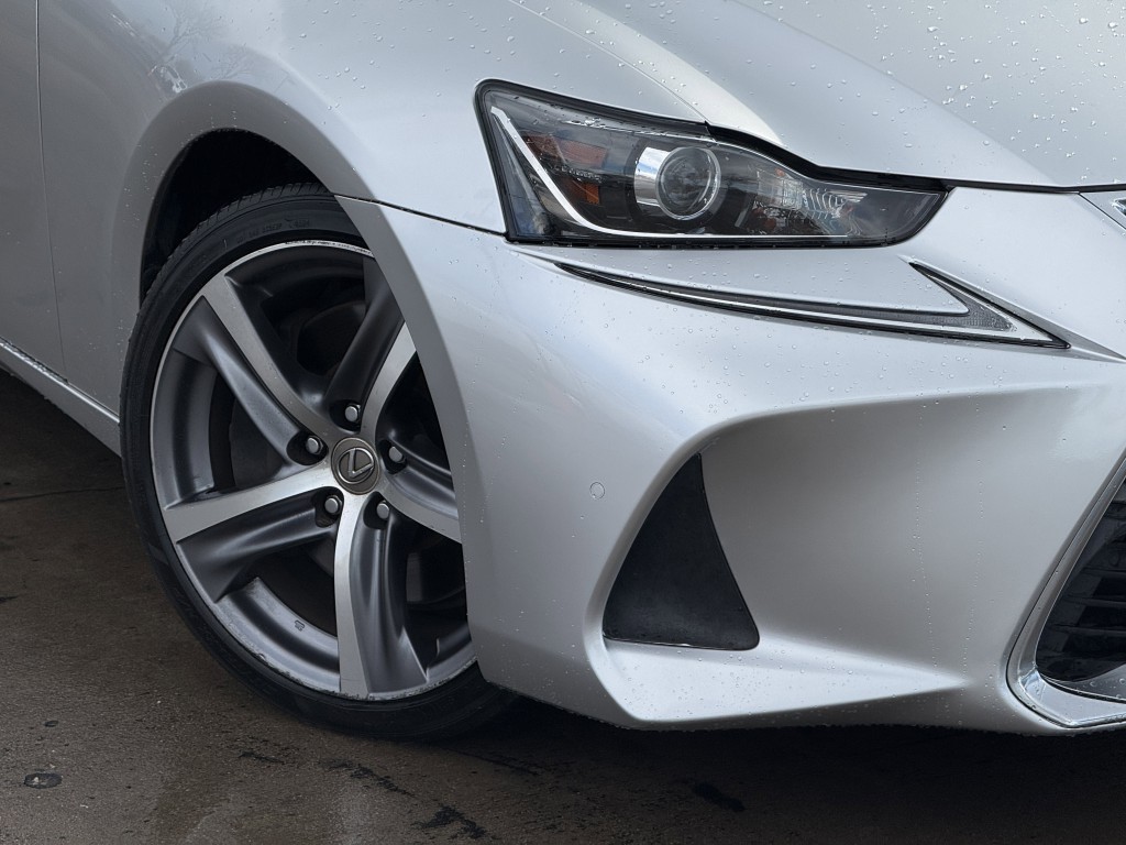 2020 Lexus IS Image 9