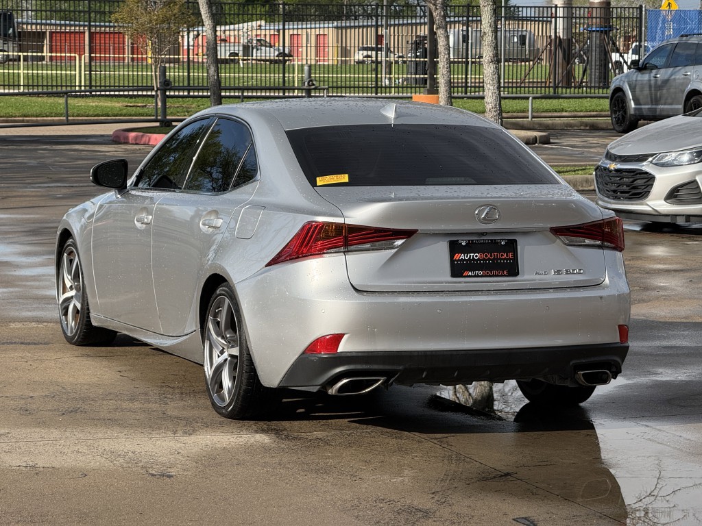 2020 Lexus IS Image 10