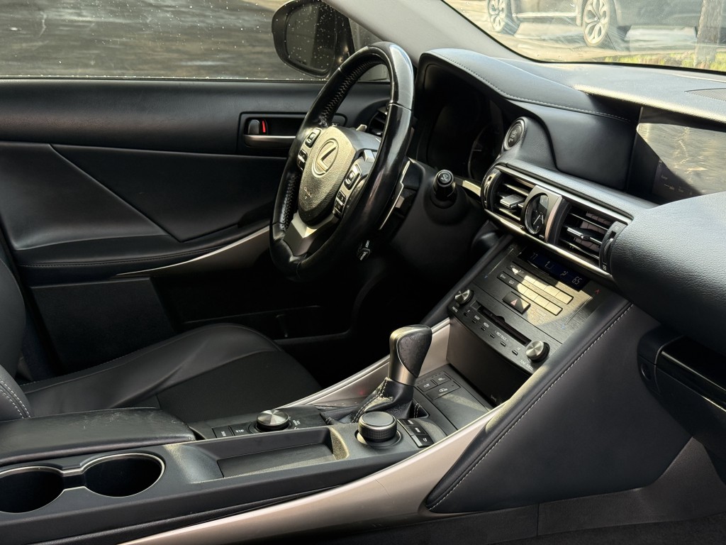 2020 Lexus IS Image 15