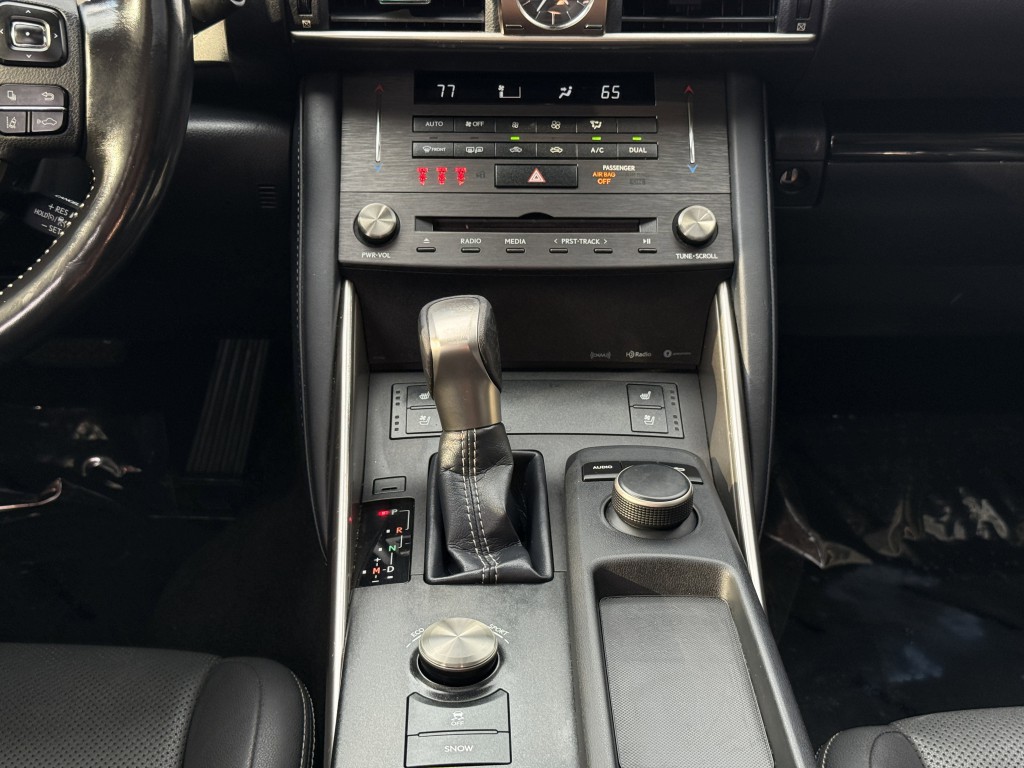 2020 Lexus IS Image 23