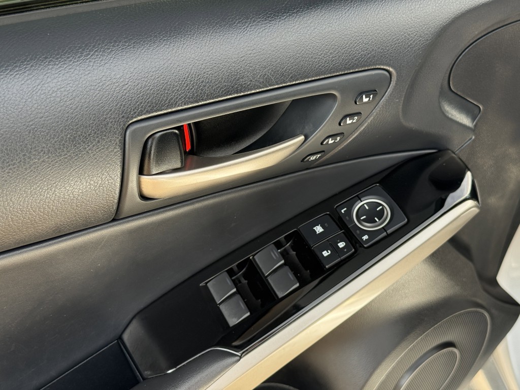 2020 Lexus IS Image 25