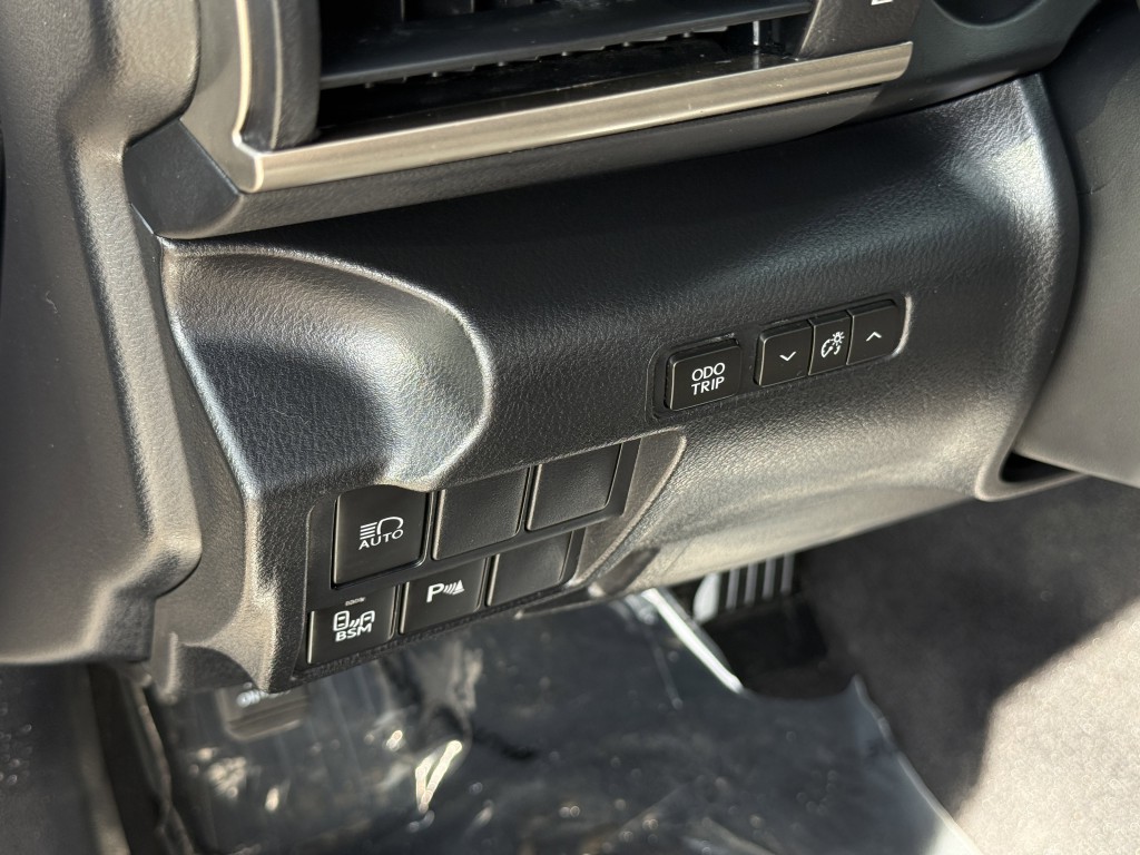 2020 Lexus IS Image 26