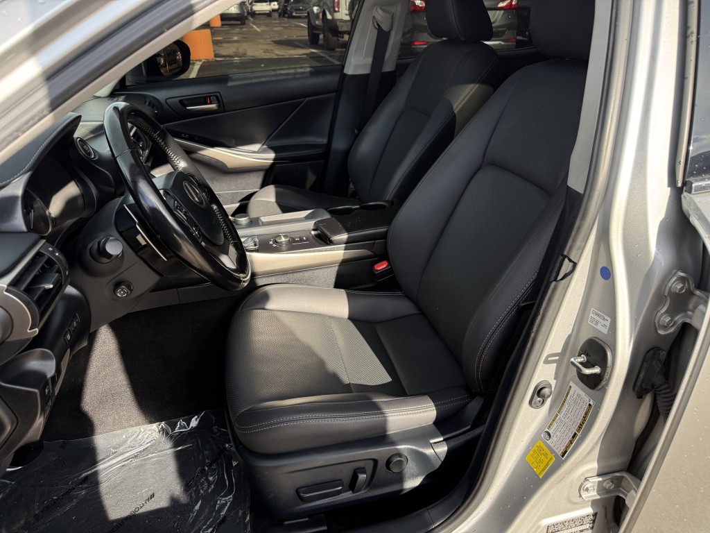 2020 Lexus IS Image 27