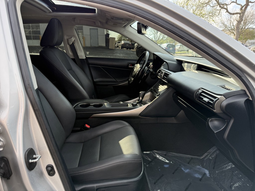 2020 Lexus IS Image 29