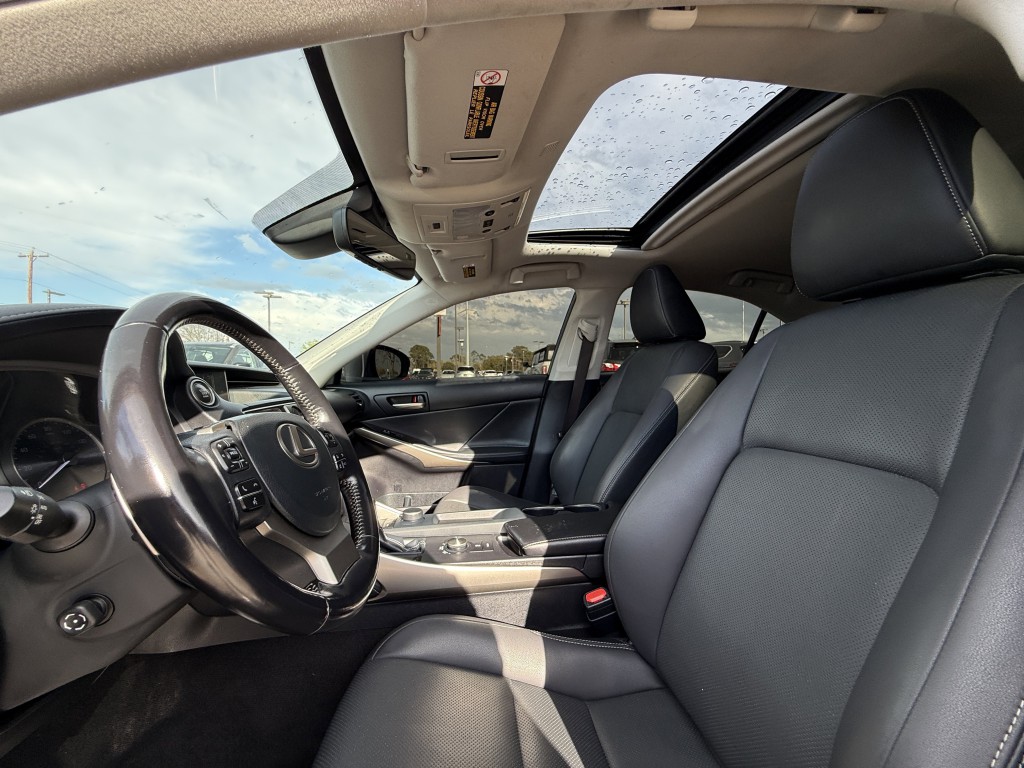 2020 Lexus IS Image 31